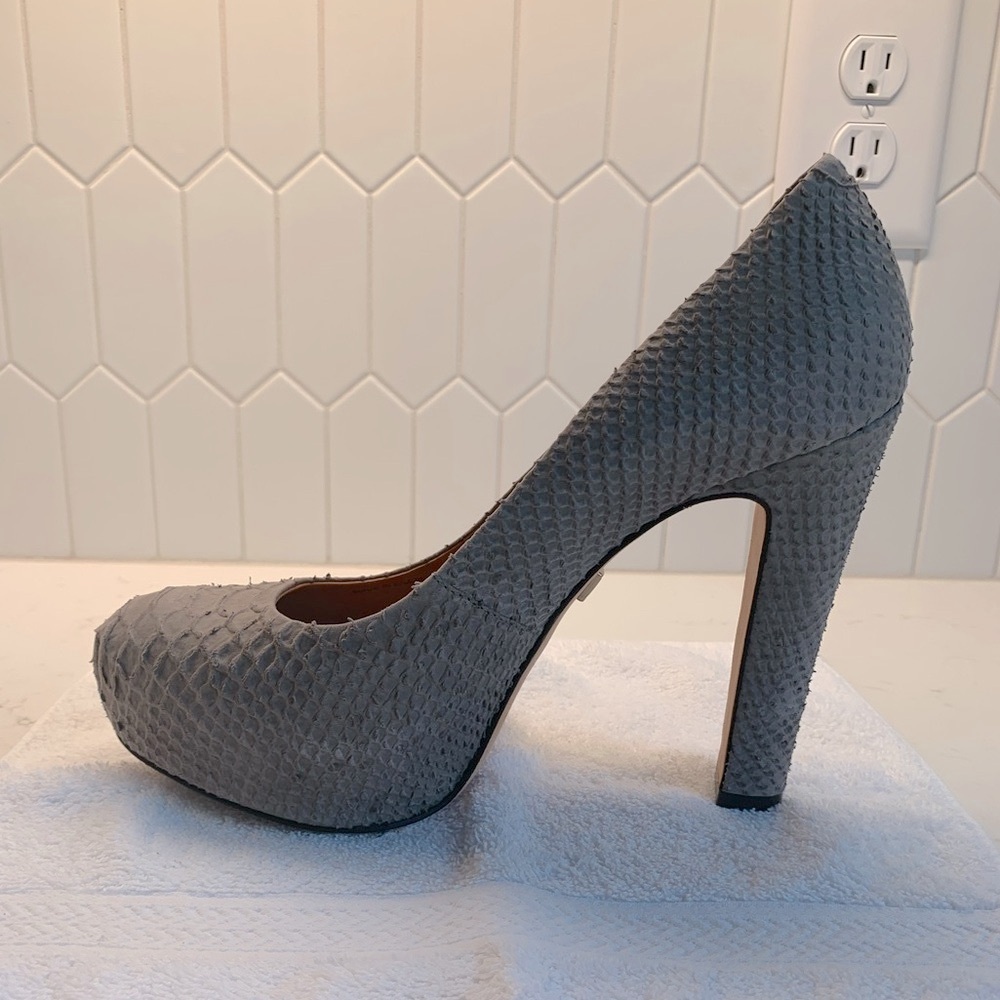 Pour La Victoire Irina II Platform Pumps. Gray Embossed Snakeskin. Size 10. EUC. - Picture 4 of 14
